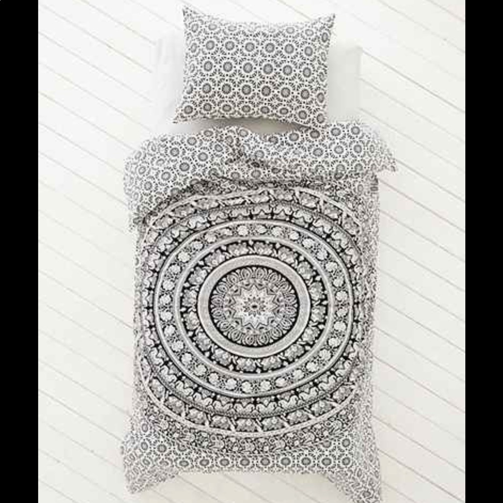 ‼️DONATING SATURDAY‼️Urban Outfitters Duvet